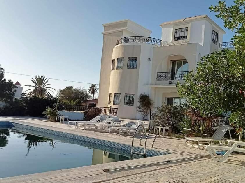 Villa *